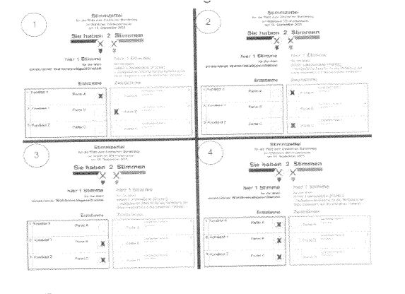 Vier Stimmzettel fuer eine Bundestagswahl, nummeriert 1 bis 4, jeweils unterschiedlich angekreuzt